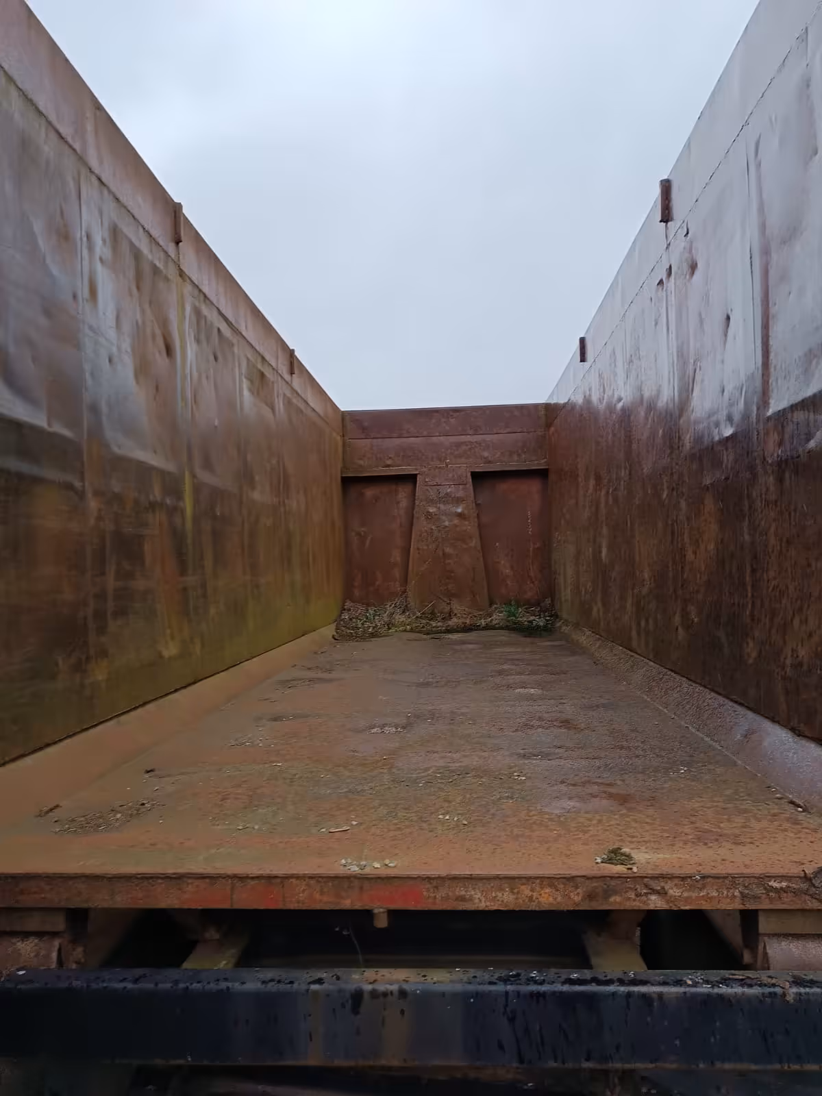 Container 17 m³ pe trotuar