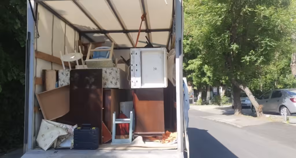 Mobilier evacuat din apartament